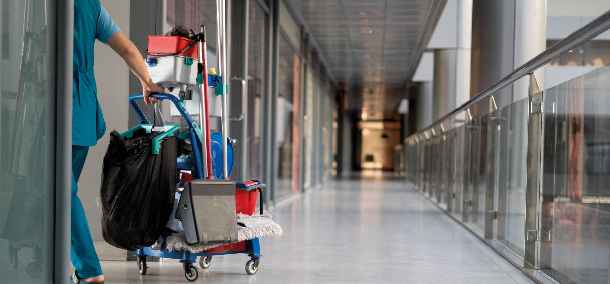 Reinigungskraft bei der Büroreinigung in Berlin – professionelle Gebäudereinigung mit Erfahrung und Verantwortung