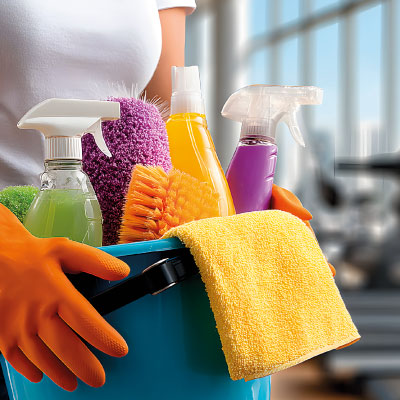 Reinigungskraft mit Reinigungsmitteln – professionelle Grund- und Sonderreinigung mit System