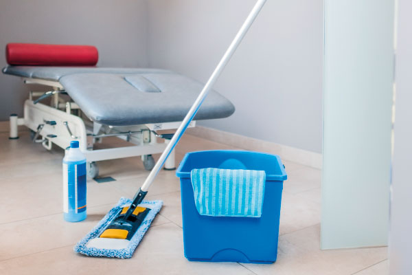 Desinfizierter Praxisraum mit Liege – hygienische Reinigung für medizinische Einrichtungen nach höchsten Standards