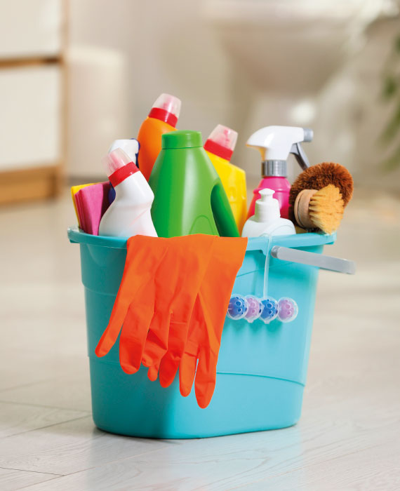 Reinigungsutensilien im Eimer – Symbol für gründliche Gebäudereinigung, Verantwortung und nachhaltiges Arbeiten in Berlin