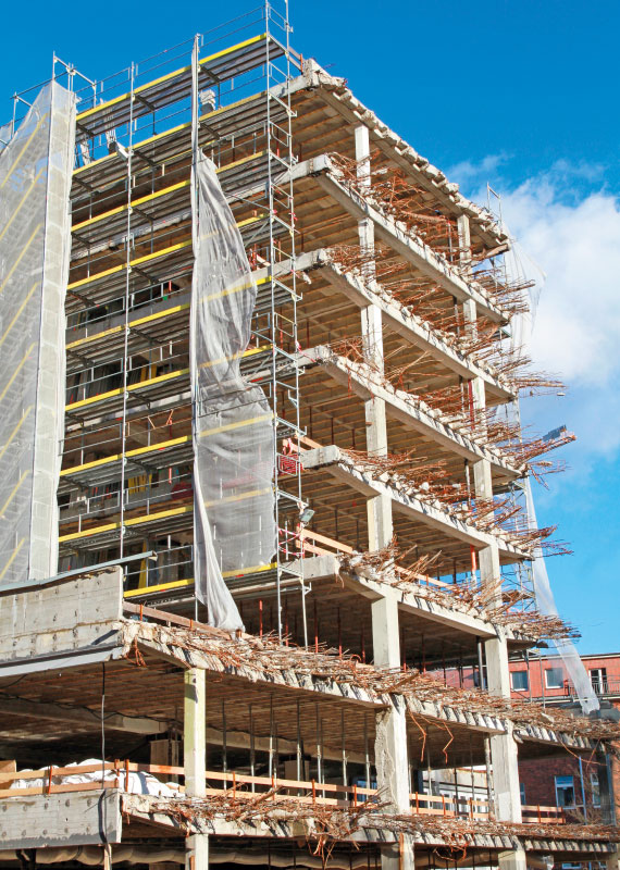 Entkerntes Gebäude mit sichtbaren Stützen und Decken – Rückbauarbeiten durch SMG Baudienstleistungen