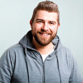 Zufriedene Kundin nach Grundreinigung einer Altbauwohnung – SMG Baugebäude Management Empfehlung