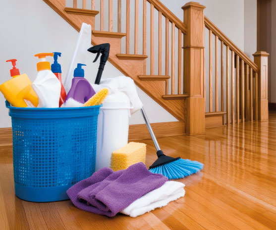 Gereinigter Büroflur mit Holztreppe und Parkettboden – professionelle Unterhaltsreinigung für gepflegte Arbeitsbereiche